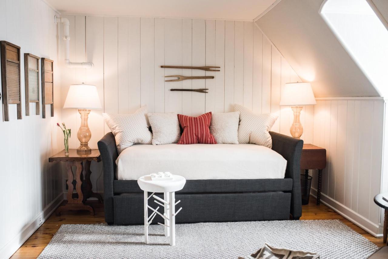 Edson Hill - A Distinctive Country Inn ストー エクステリア 写真